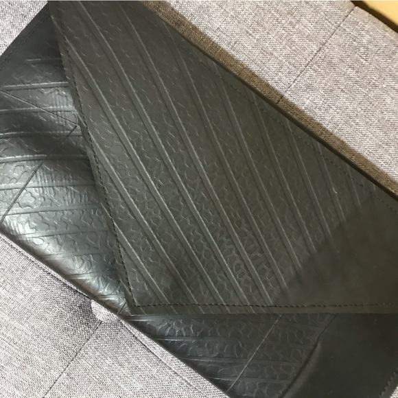 Lifetotes recycled black tire clutch - Picture 3 of 6